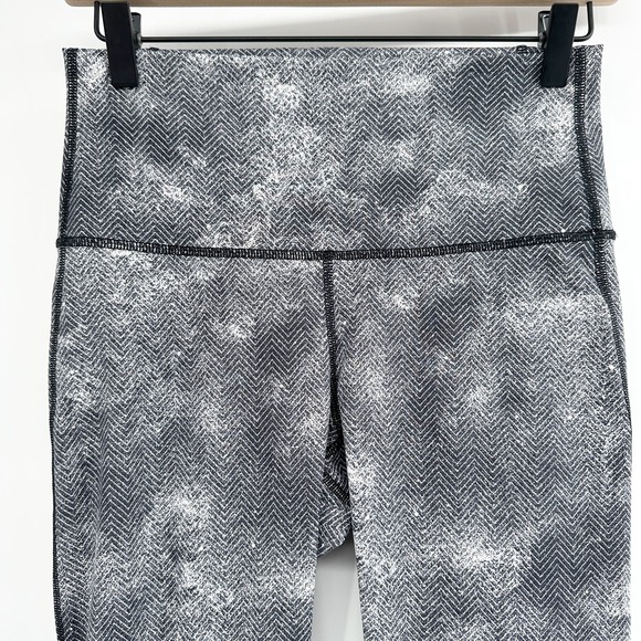 Lululemon Essential Rhythm Crop (Full-On Luxtreme) in White Black Size 8 - Picture 4 of 11